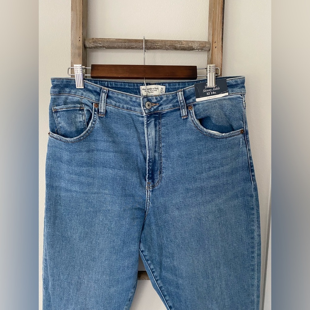 NWT - Abercrombie - Women's High Rise Skinny Jean in
Medium Wash - Size 32XL - Picture 9 of 12